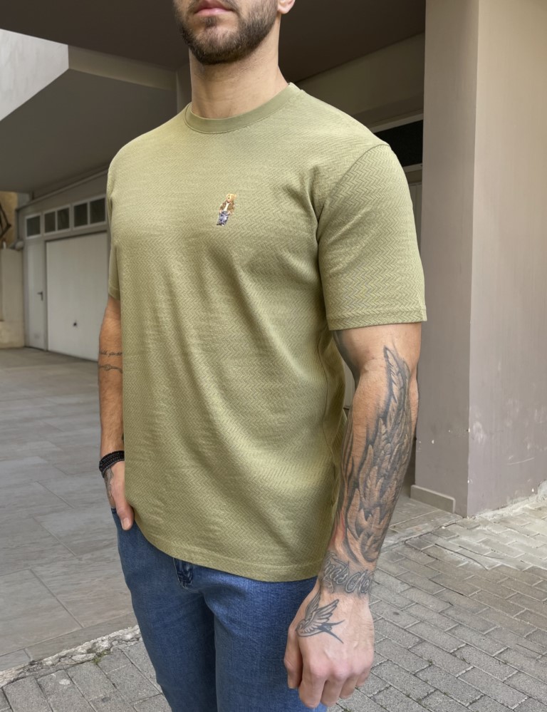 Ανδρικό βαμβακερό λαδί T-shirt με ανάγλυφο ύφασμα και στάμπα στο στήθος TPM1069 φωτογραφία